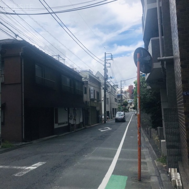テイショク西麻布(早野ビル7階)　ビル前面道路