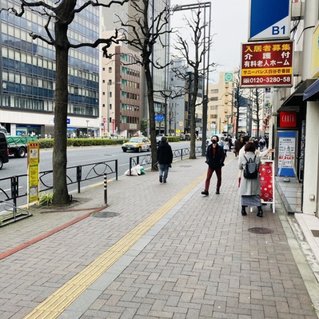 シャンブル戸張 ビル前面道路