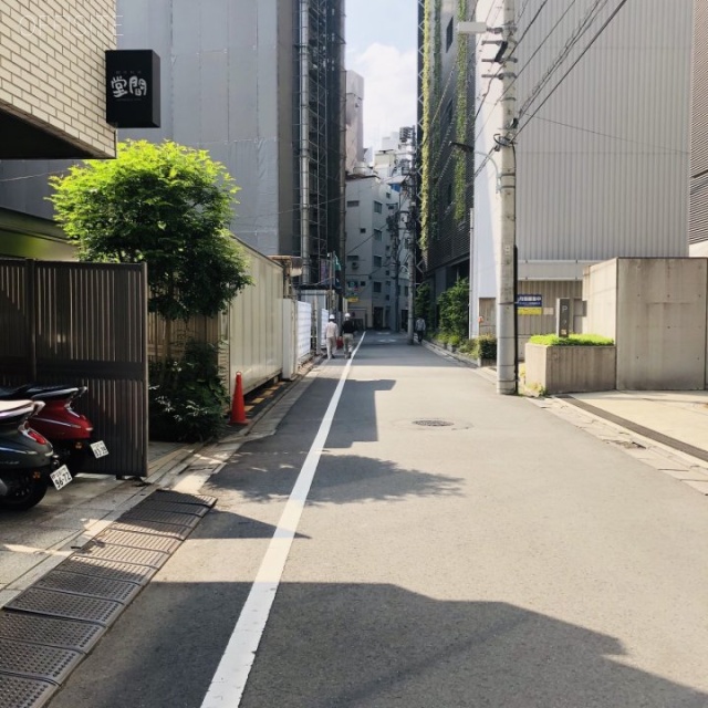 サクラハウス ビル前面道路