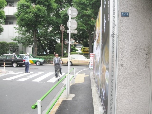 レオ赤坂ビル ビル前面道路