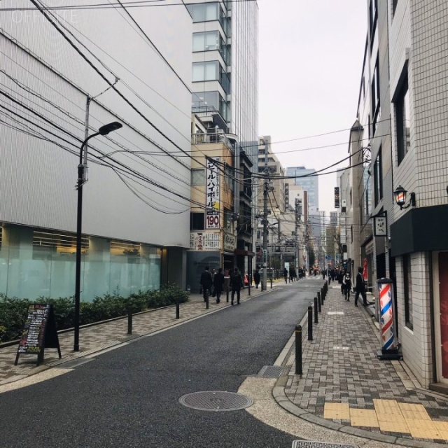 西新橋杉浦ビル ビル前面道路