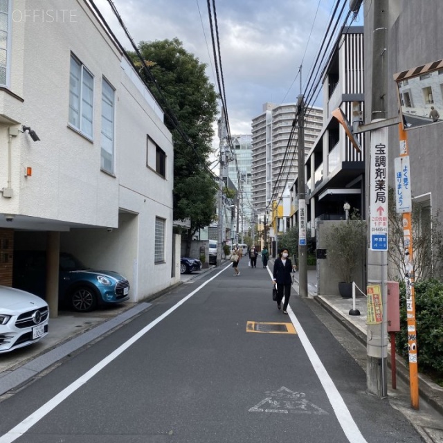 Y.C 表参道ビル ビル前面道路