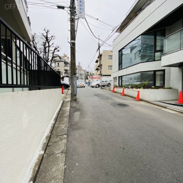 モンターナビル ビル前面道路