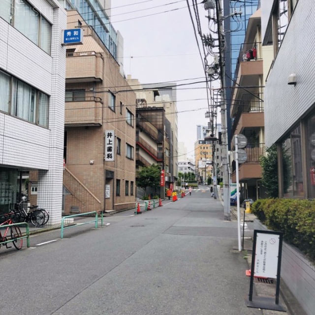 大新京ビル ビル前面道路