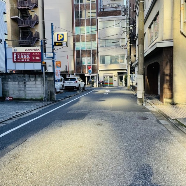 三恵ビル ビル前面道路