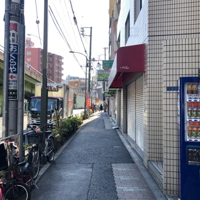 ラミアール鶯谷駅前マンション ビル前面道路