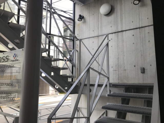 CROSS神宮前 階段