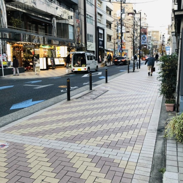 クレスト麻布 ビル前面道路