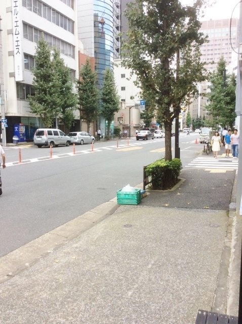 岩片ビル ビル前面道路
