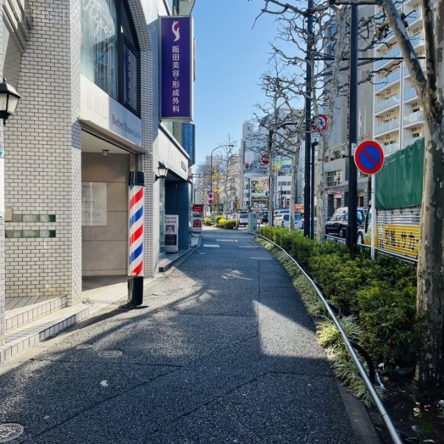 スリーオークスビル 前面歩道