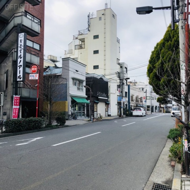 谷中ホームズ ビル前面道路