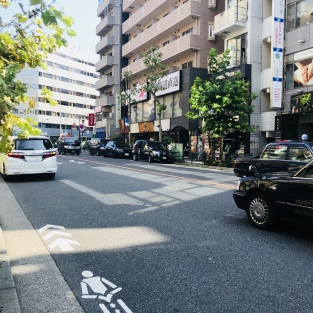 旭日ビル ビル前面道路