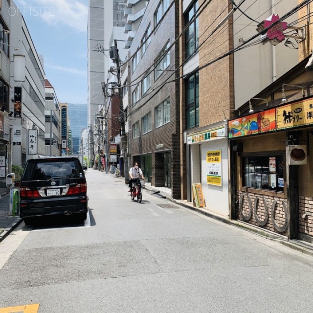 大興ビル ビル前面道路