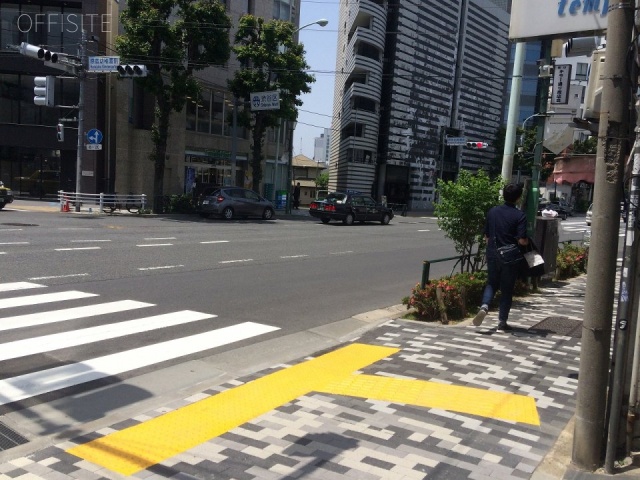 VORT外苑前Ⅲ　ビル前面道路