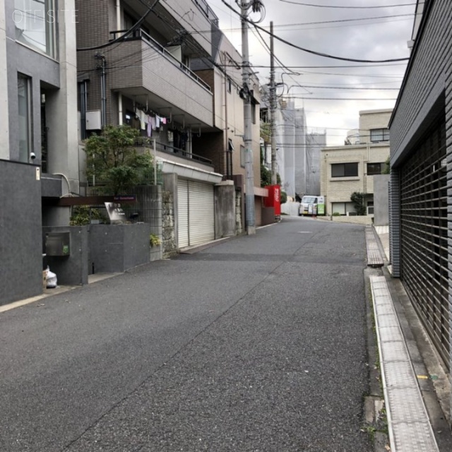 パレロワイヤル西麻布 ビル前面道路