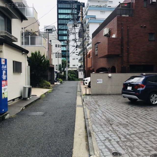 ピュアシティ六本木 ビル前面道路