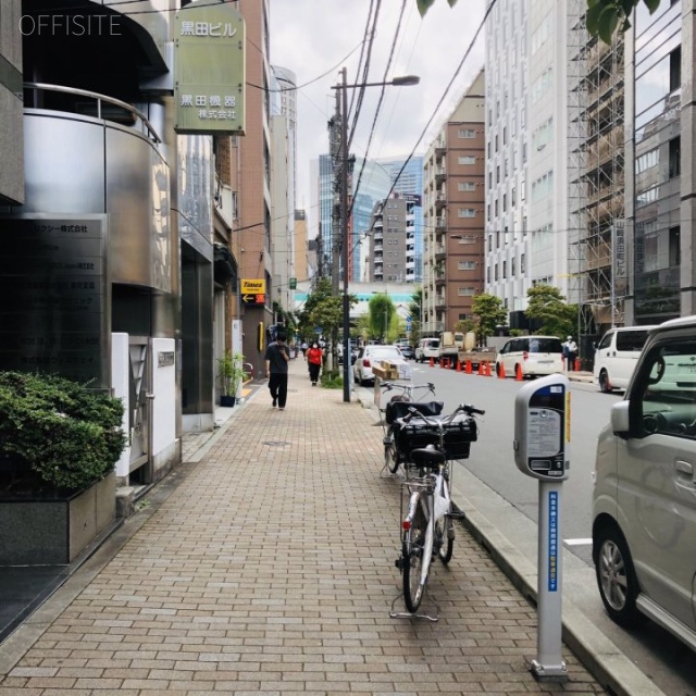 秋芳ビル ビル前面道路