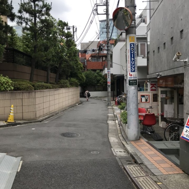 ノーサレンダービル ビル前面道路