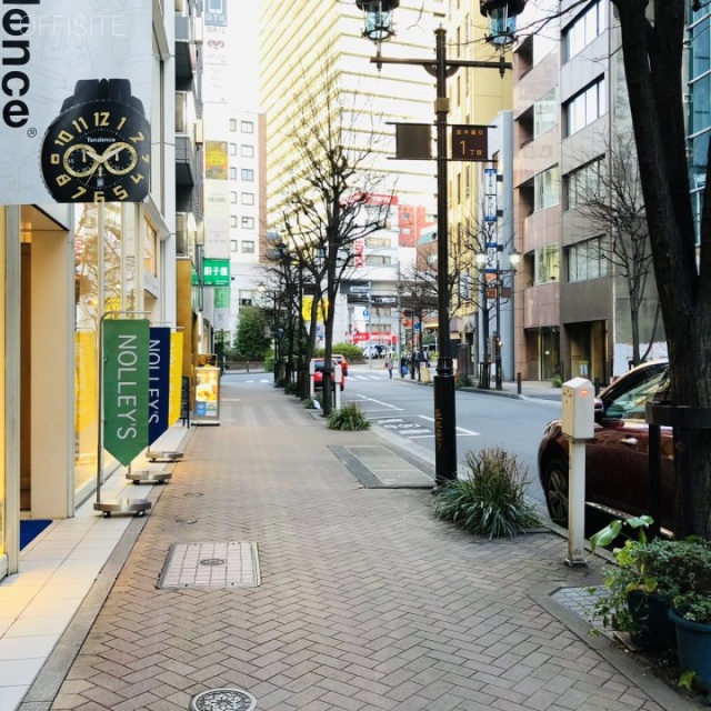 紅雀(べにすずめ)ビル　ビル前面道路
