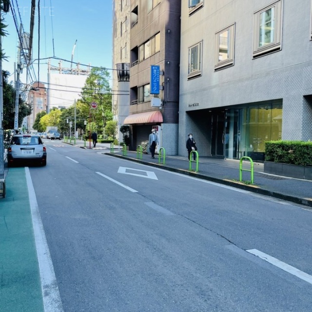 ラウンドクロス三田 ビル前面道路