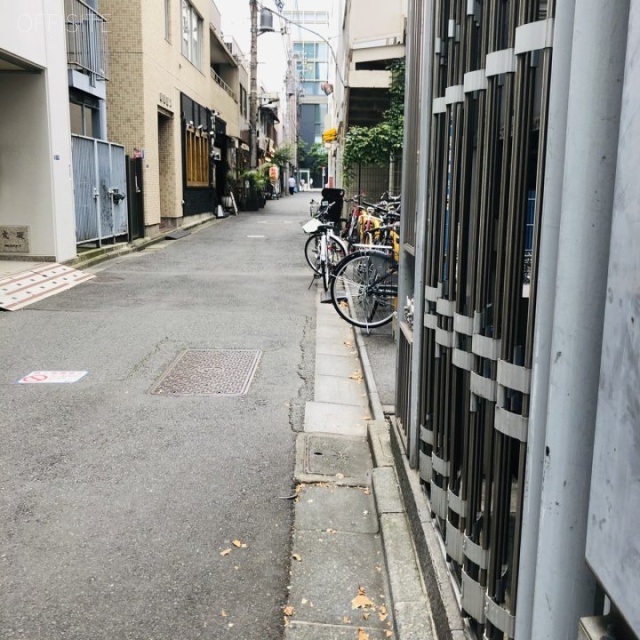 ユニックビル ビル前面道路