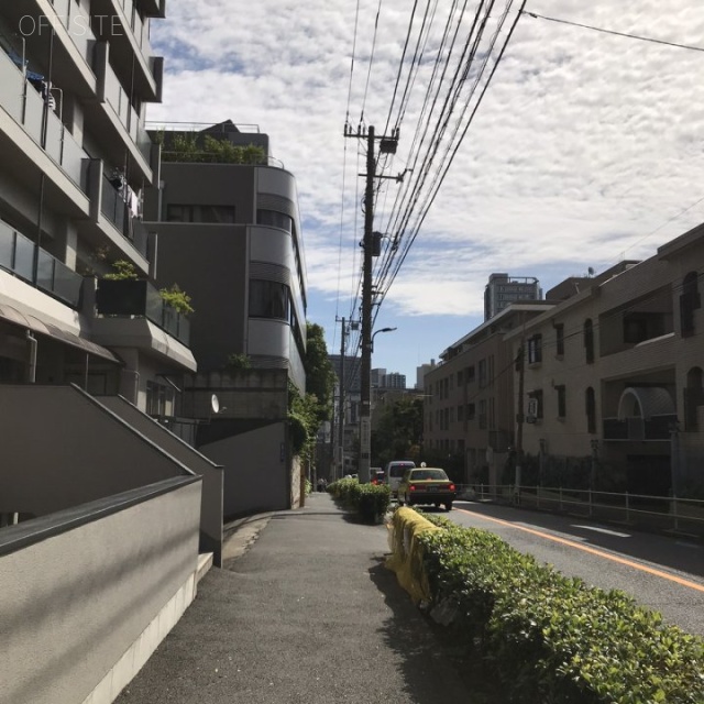 高輪マンション　ビル前面道路