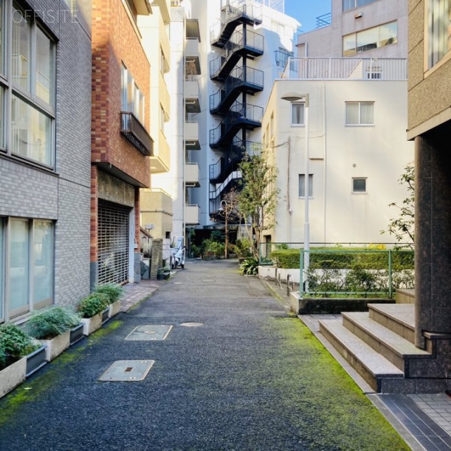 泉館花鳥風月 ビル前面道路