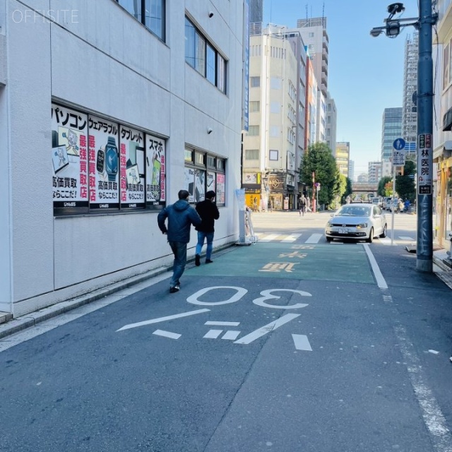 秋葉原ガチャポン会館ビル 前面道路