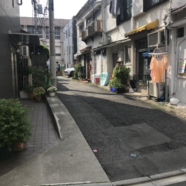 新宿YTビル ビル前面道路