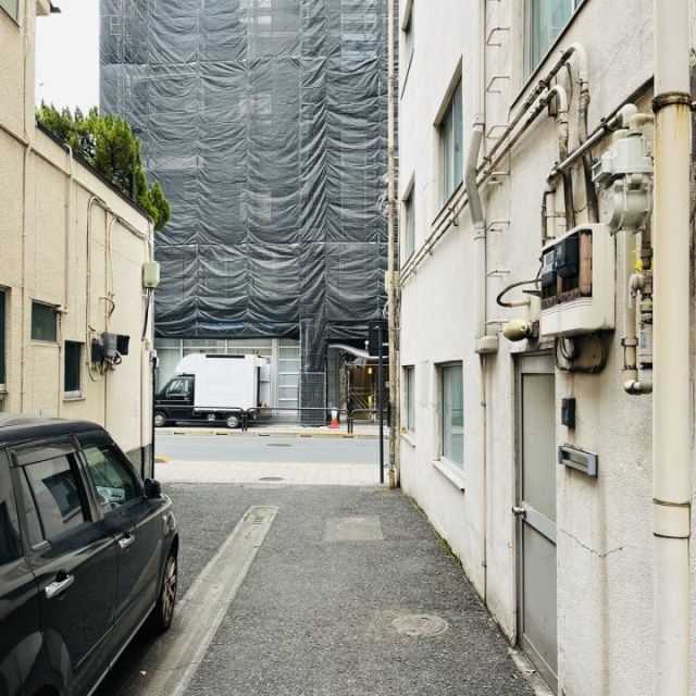 川島ビル 側面道路(エントランス前道路)