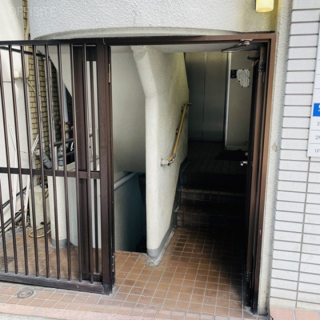 紅谷ビル オフィスビル出入口