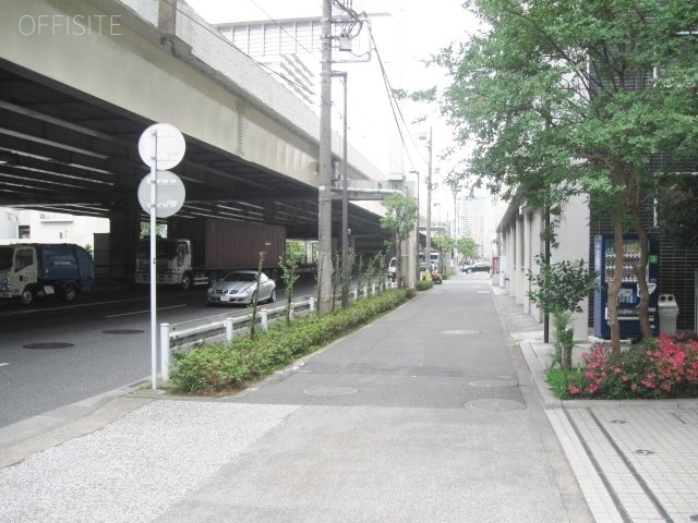 自重堂ビル ビル前面道路