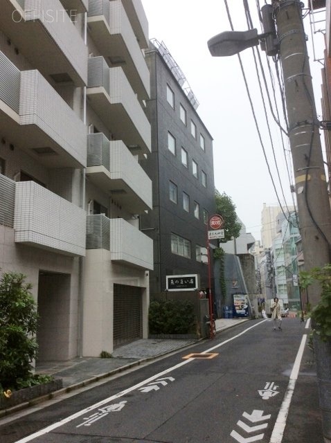 T&Tビル ビル周辺道路