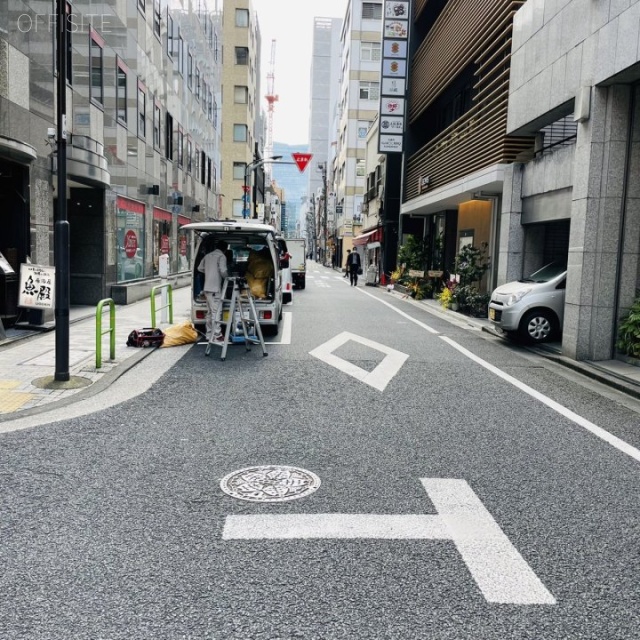 労金新橋ビル ビル前面道路