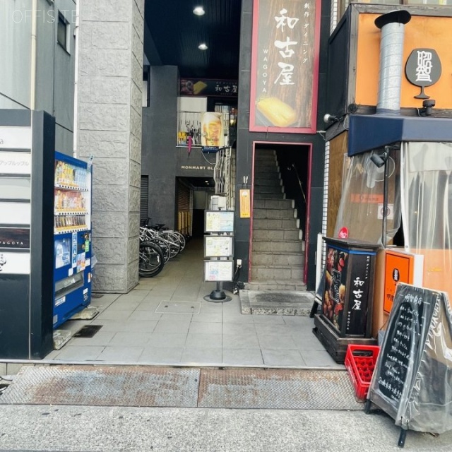 モンマートビル　オフィスビル出入口