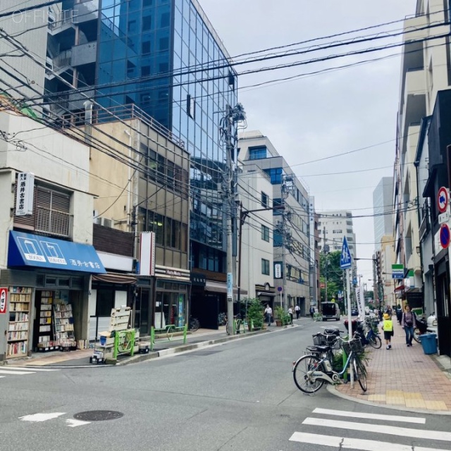 新川エフビル ビル前面道路