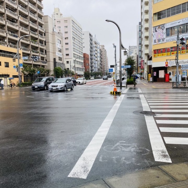 フォーラム浅草田原町 ビル前面道路