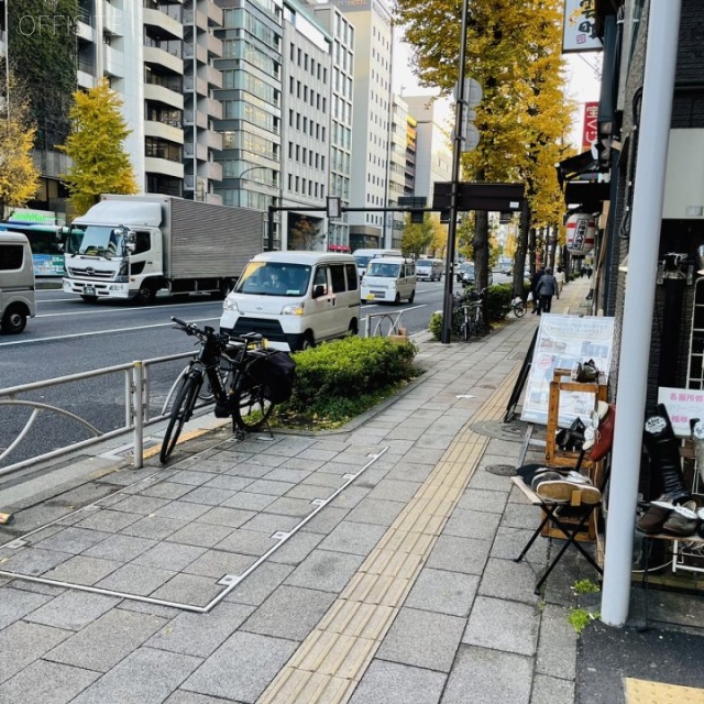 IZUMIビル ビル前面道路