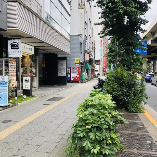 フジカワビル ビル前面道路