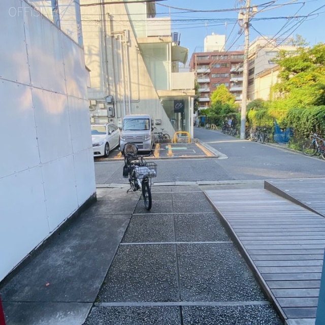 網野ビル ビル前面道路