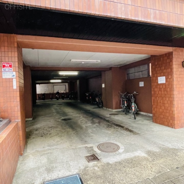 ライオンズプラザ本町ビル　駐輪スペース、駐車場出入口