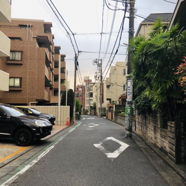 アルタス新宿南 ビル前面道路
