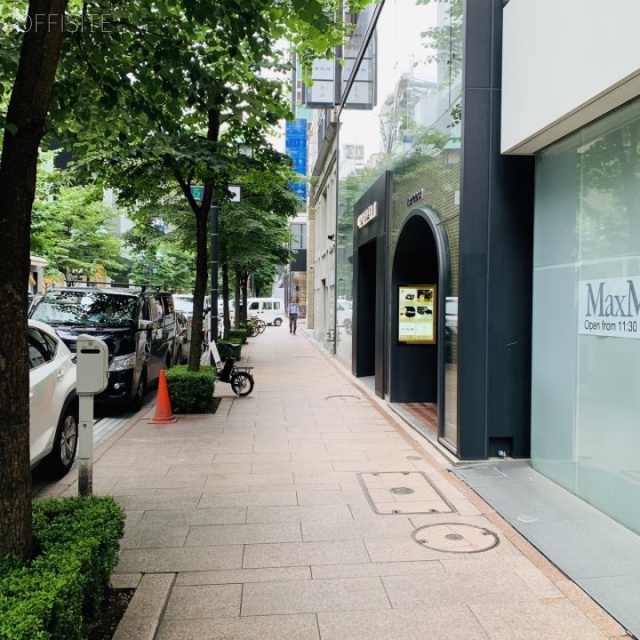 マックスマーラービル ビル前面道路