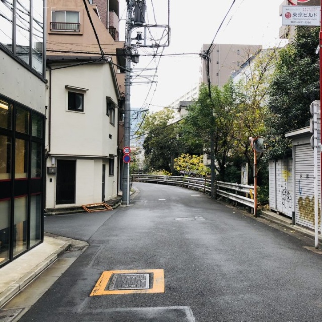 ビーフラットビル　ビル前面道路