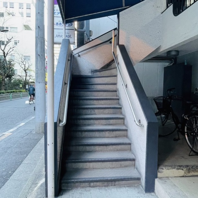 ヨシヰビル エントランス(2F)への階段