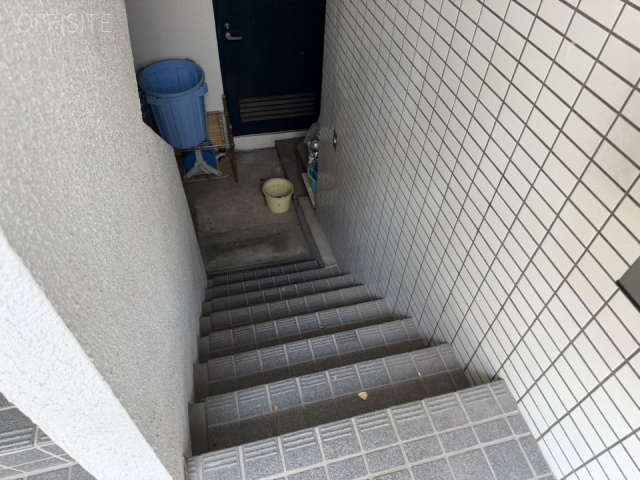 本郷ゼットエスビル　地階への階段