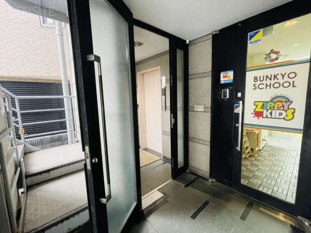 本郷ビル　オフィスビル出入口