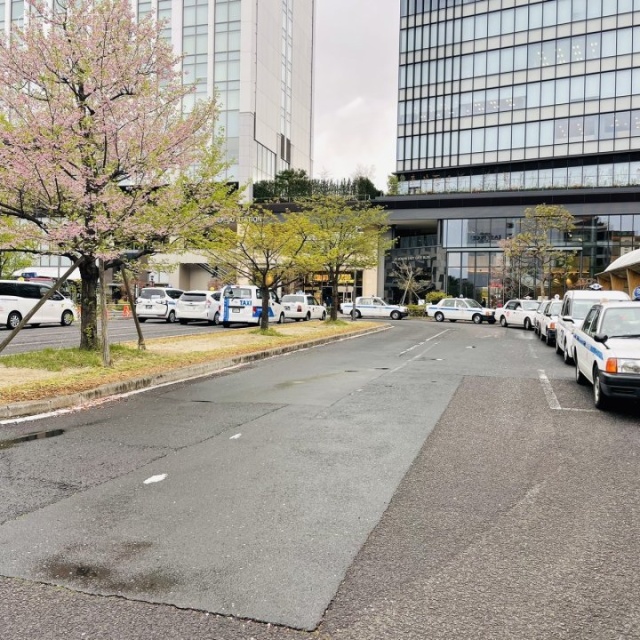 JR仙台イーストゲートビル 前面の駅前ロータリー