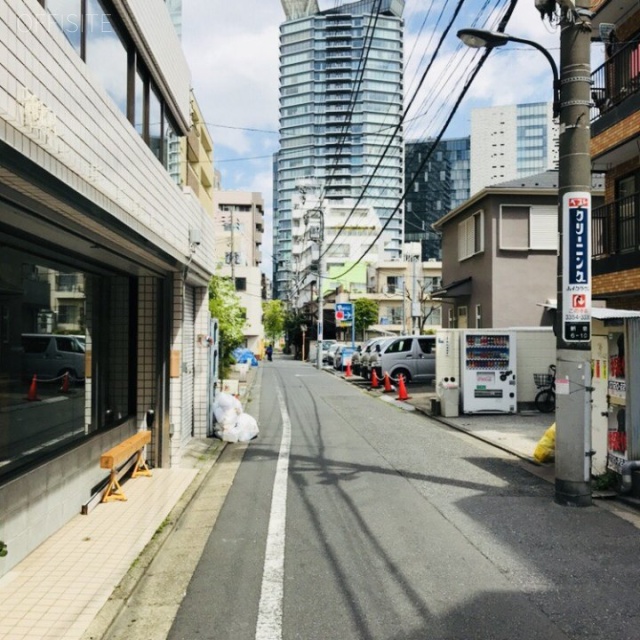 KATOビル ビル前面道路