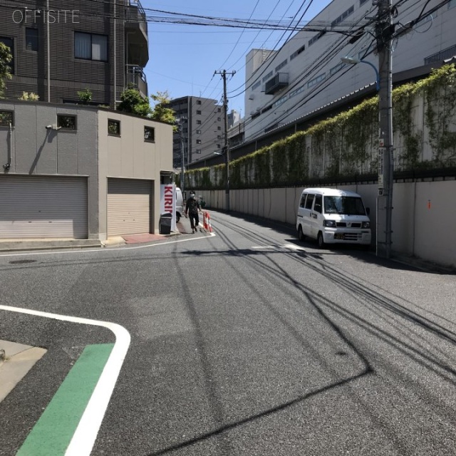 新関ビル ビル前面道路